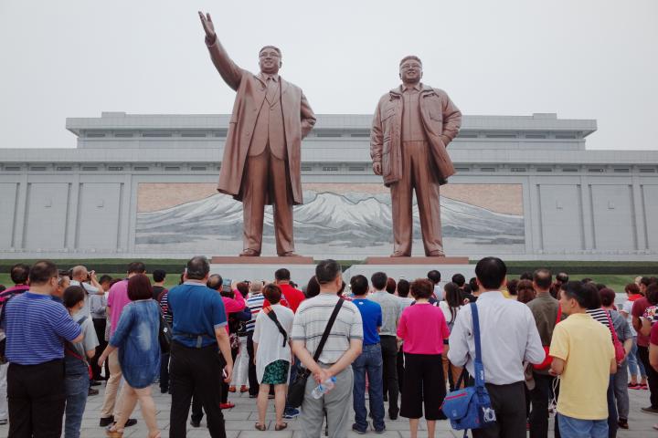 Turistas chinos disfrutando de visita a Pyongyang, capital de Corea del Norte, en una imagen de archivo de 2016. Ante las estatuas del monumento al padre fundador Kim Il Sung y el padre del actual dictador Kim Jong Un, Kim Jong Il.