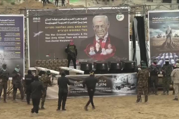 Ceremonia de entrega de cadáveres de rehenes israelíes, por parte de Hamás.