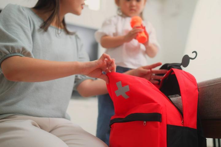 Familia preparando bolsa de emergencia