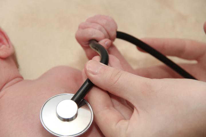 Imagen de archivo de un bebé en la consulta de un pediatra.