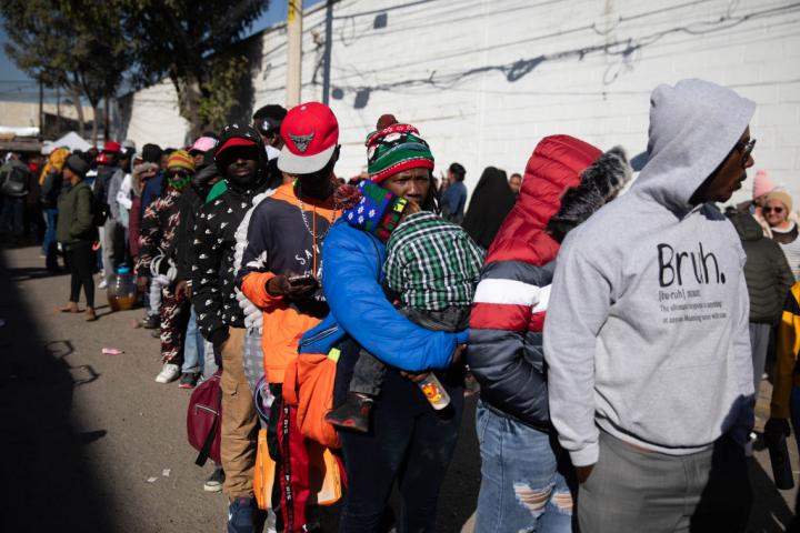 Migrantes de varias nacionalidades hacen cola en México para regularizar su situación en Estados Unidos.