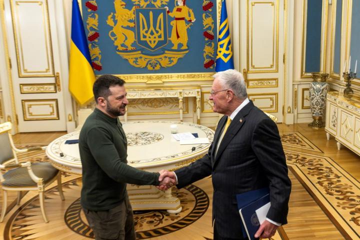 El presidente de Ucrania, Volodimir Zelenski, recibe al enviado especial de Estados Unidos , Keith Kellogg, en Kiev.