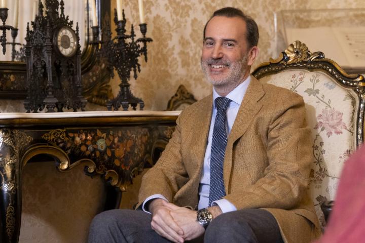 La apertura de juicio oral en su contra por un presunto delito de odio pone en cuestión la continuidad en el cargo del presidente del Parlament, Gabriel Le Senne, de Vox. En la imagen, Le Senne, en el Parlament este viernes.