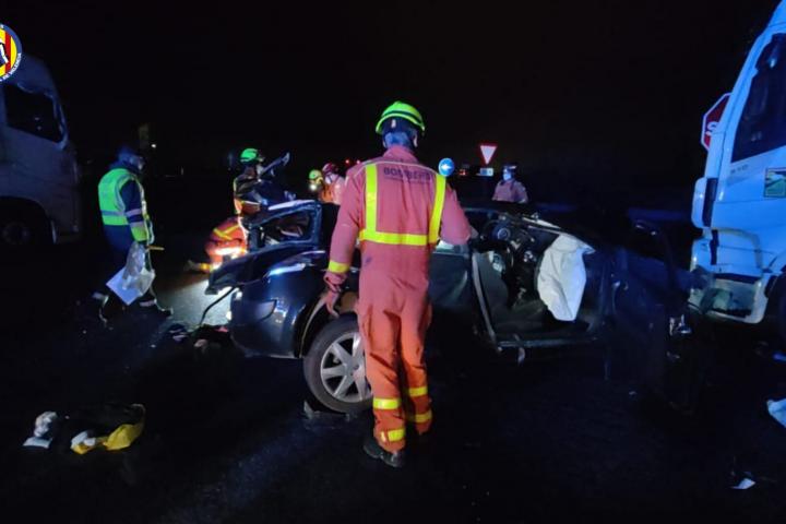Las tres ocupantes de un vehículo que circulaba por la A7 han muerto en un accidente de tráfico ocurrido en el kilómetro 362 en el término de Benifaió (Valencia) a la una de la madrugada de este viernes. El accidente ha causado también heridas leves a una persona, mientras que otra ha resultado ilesa, según informa Tráfico, que no dispone de más datos por el momento.