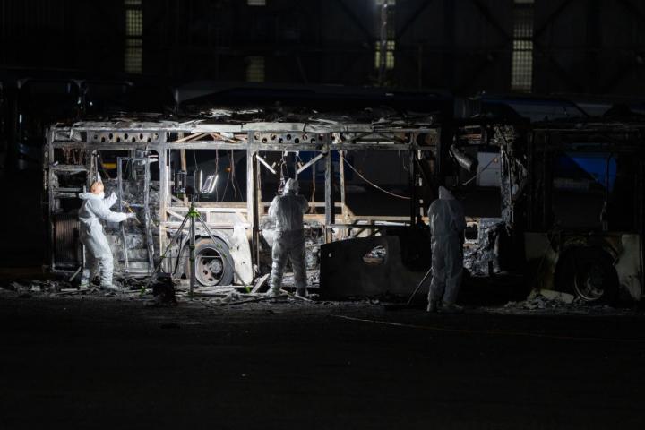 Los forenses israelís analizan uno de los autobuses que han explotado en Tel Aviv.