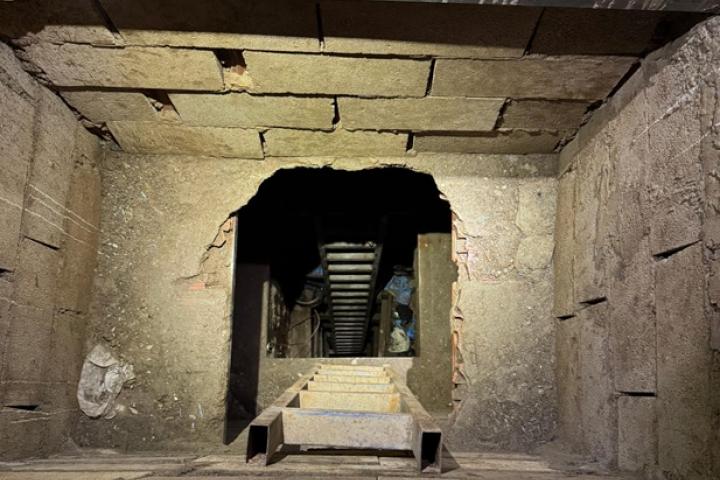 Una galería estrecha, apuntalada con maderas, de al menos 50 metros de largo y a 12 metros de profundidad, con toda probabilidad construida para introducir droga desde Marruecos a un polígono industrial ceutí. Ese ha sido el impactante hallazgo realizado este miércoles por la Guardia Civil. Es la tercera fase de la llamada 'operación Hades', surgida de una querella de la Fiscalía Anticorrupción y dirigida por la jueza de la Audiencia Nacional María Tardón, y permanece abierta a la espera determinar dónde desemboca exactamente el túnel encontrado.