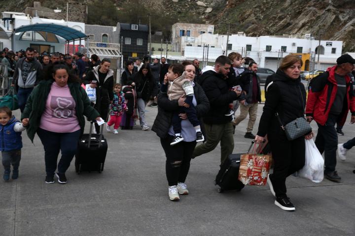 Varias personas se dirigen a bordo de un ferry para abandonar Santorini tras los terremotos que han sacudido la isla