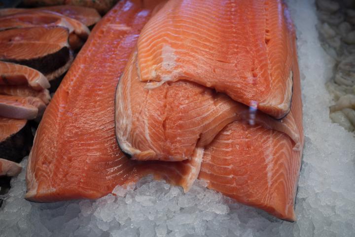 Salmón en una pescadería.