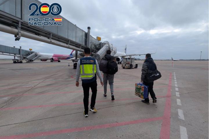 Expulsan a un peluquero de Mataró (Barcelona) que quería captar combatientes para el Estado Islámico.