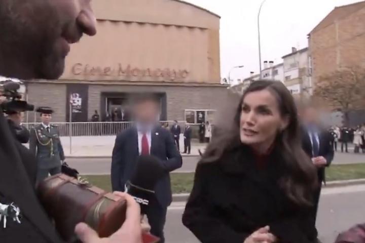 La reina Letizia y el reportero Daniel Fez, de 'Caiga quien caiga'.