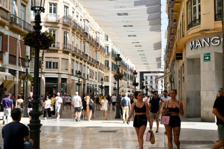 Turistas y locales recorren el centro de Málaga un día de verano