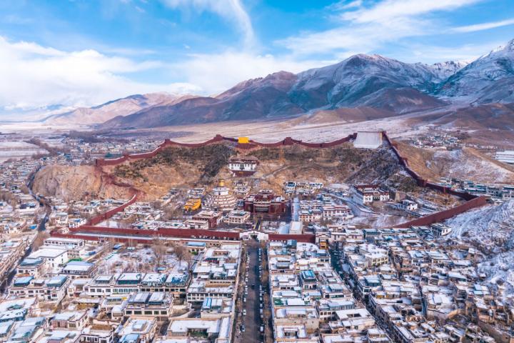 El monasterio de Palcho o Pelkor Chode, en la ciudad de Shigatse, cubierto de nieve.