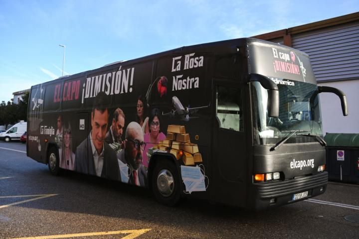 Un autobús del colectivo de ultraderecha Hazte Oír, ante los juzgados de Badajoz (Extremadura).