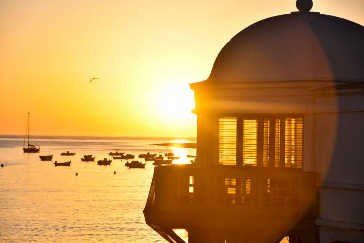 Puesta de sol en una playa de Cádiz
