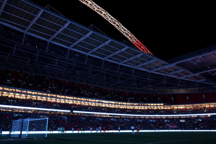 Wembley se queda sin luz en un momento del partido de la Nations League femenina