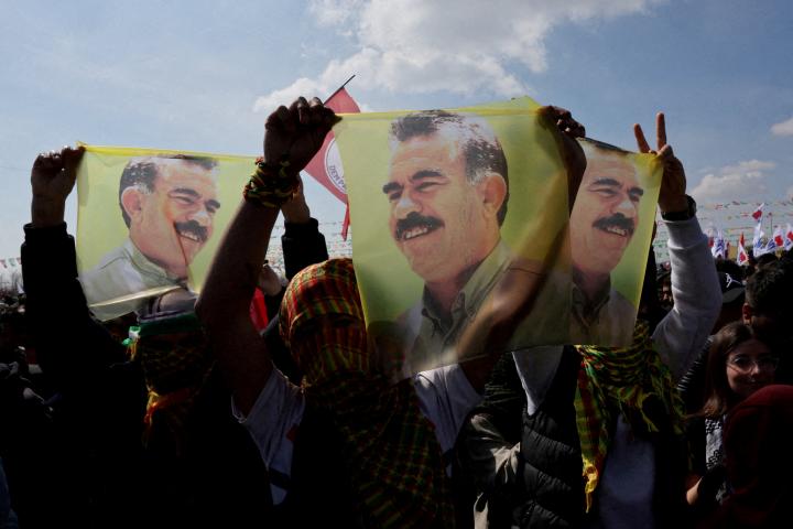 Imagen de archivo de partidarios del partido prokurdo DEM, reclamando la libertad del fundador y líder de la guerrilla kurda del PKK, Abdullah Ocalan, en Estambul (Turquía).