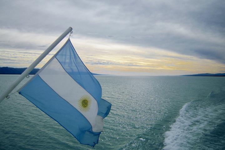 Imagen de archivo de una bandera argentina ante el mar, en aguas de la Patagonia.