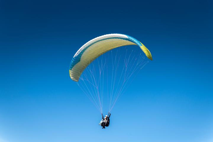 Imagen de dos personas en un parapente.