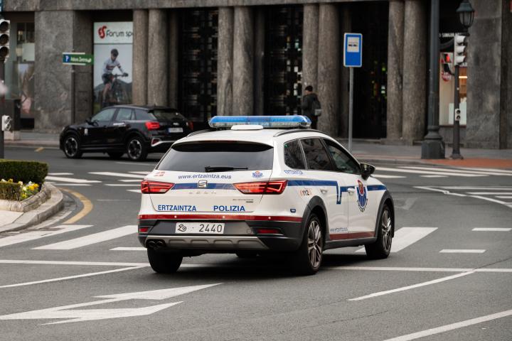 Imagen de archivo de un coche patrulla de la Ertzaintza, en Bilbao (Euskadi).