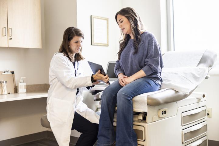 Una médico con su paciente.