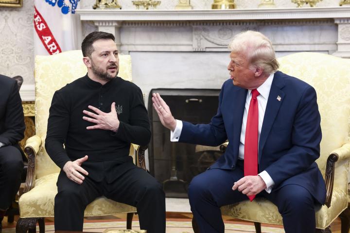 Foto de la tensa reunión entre Volodimir Zelenski y Donald Trump.