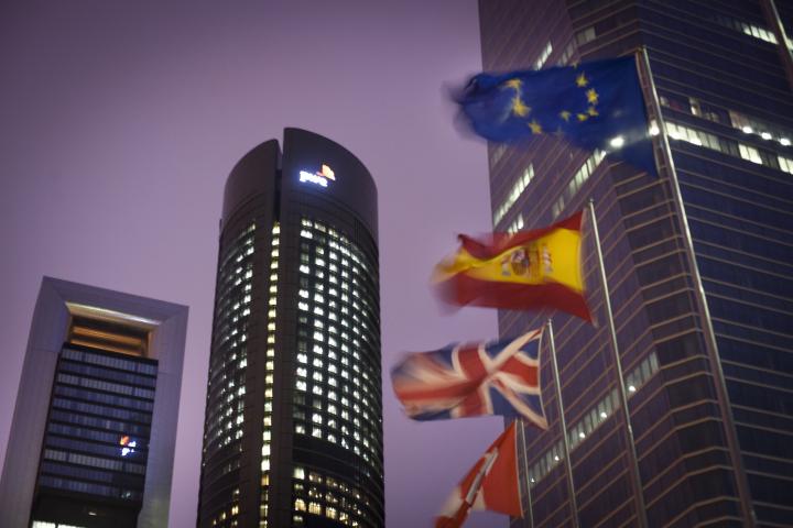 Banderas de la UE, España, Reino Unido o Canadá, antes las torres del distrito financiero madrileño, en la Avenida de la Castellana.