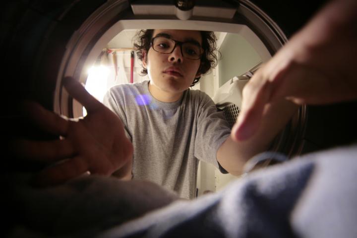 Imagen de una persona sorprendida tras hacer la colada.