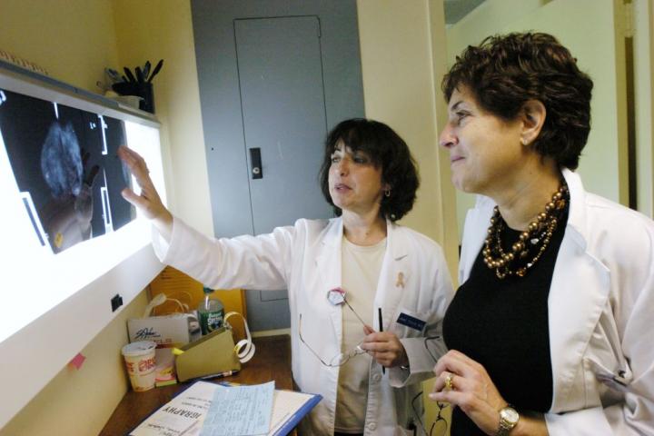 Dos médicos revisan unas mamografías.