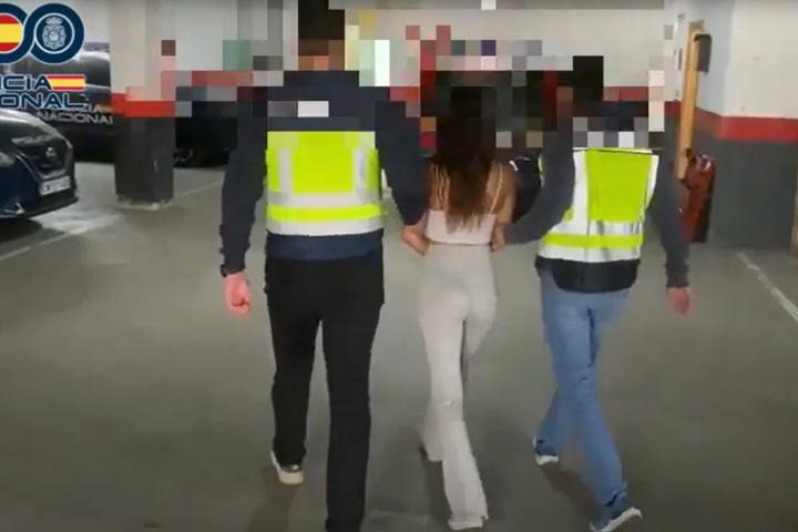 La arrestada, siendo escoltada por agentes de la Policía Nacional.