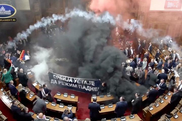 Momento de la detonación de las bombas de humo en el Parlamento serbio.