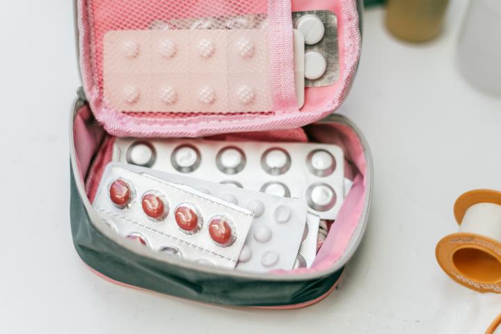 Blíster de pastillas en un botiquín.