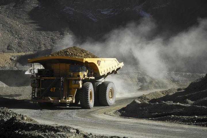 Imagen de archivo de maquinaria pesada moviendo tierras, en una explotación minera en Santiago de Chile.