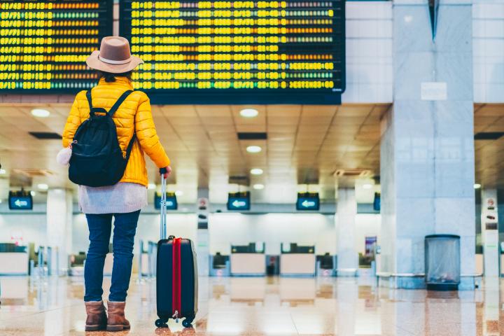 Imagen de archivo de una persona en el aeropuerto de Barcelona (Cataluña).