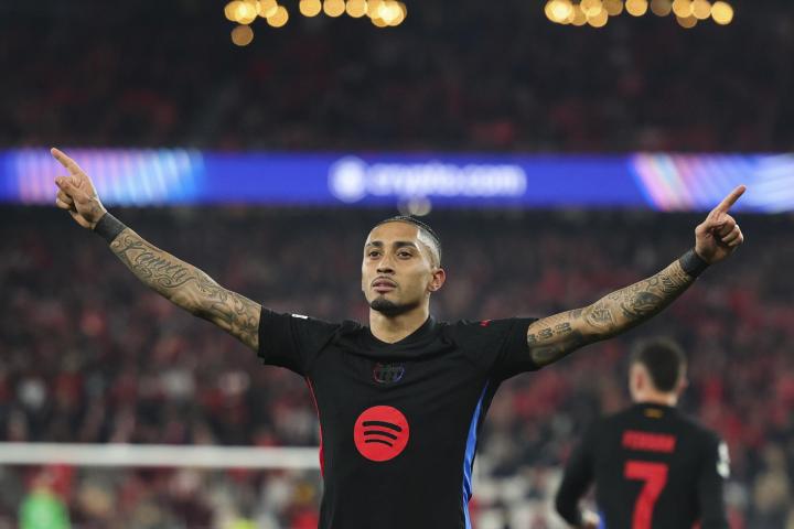Raphinha celebra el tanto de la victoria frente al Benfica en la ida de octavos de final de la Champions League