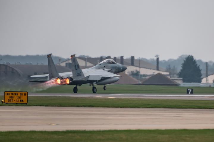 Una aeronave militar despega de la base estadounidense de Lakenheath en el Reino Unido.
