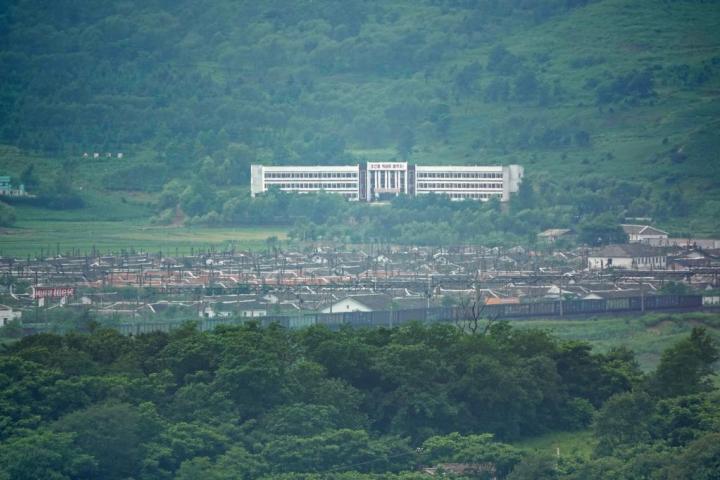 Vista de la ciudad de Rason desde la frontera china con Corea del Norte.