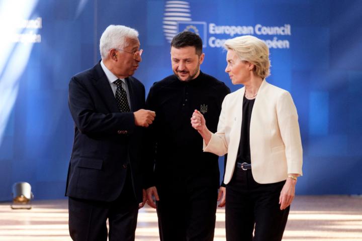 António Costa y Ursula von der Leyen arropan a Volodimir Zelenski en la previa del Consejo Europeo