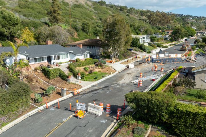 Vista de una carretera en Palos Verdes, Los Ángeles, cortada por un corrimiento de tierras.
