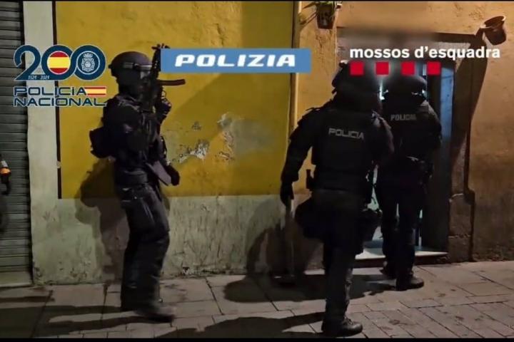 Miembros de la Policía Nacional durante el operativo.