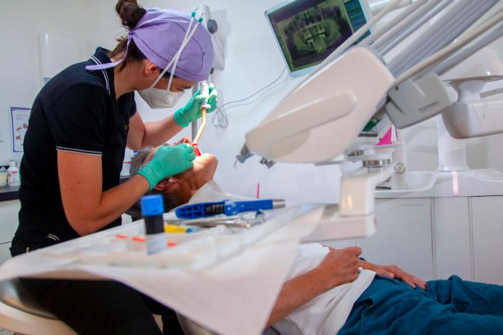 Un paciente recibe tratamiento en una clínica dental francesa.