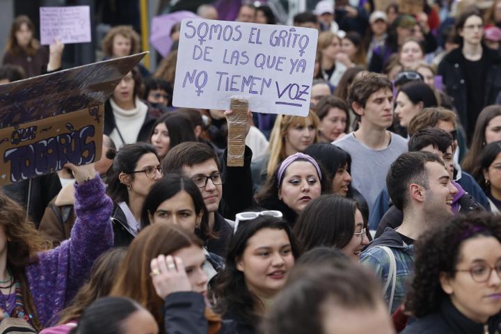 Manifestación de la Assemblea Feminista de València con motivo de la celebración del Día Internacional de la Mujer, este sábado en Valencia.