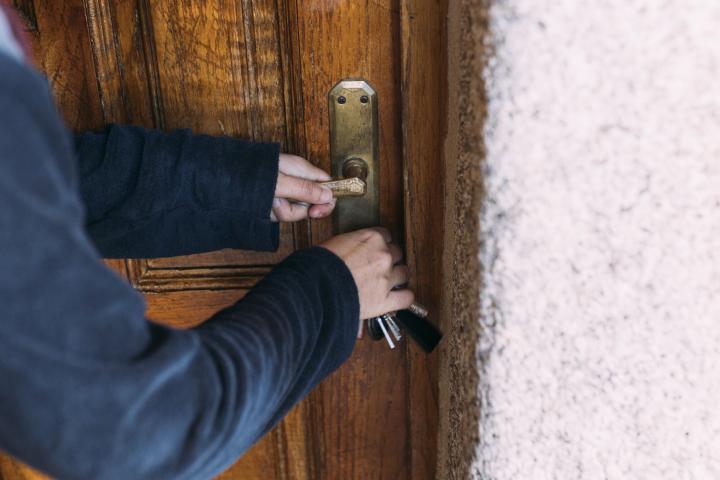Un hombre echando la llave de casa.