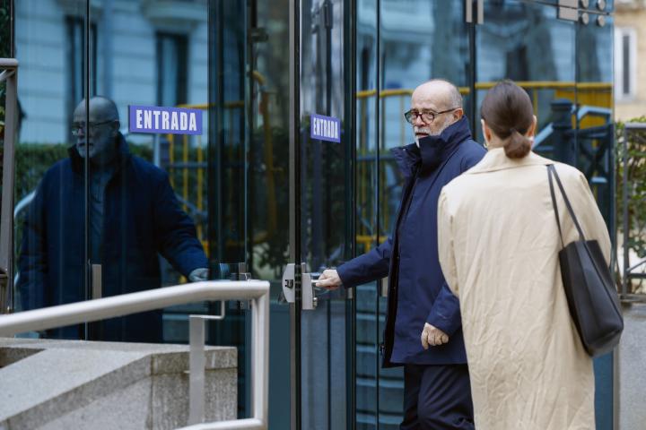Gilbert Barbany (i), testigo en el juicio de la trama Gürtel, a su llegada este lunes a la Audiencia Nacional. La Audiencia Nacional celebra la tercera jornada del penúltimo juicio del caso Gürtel, que sienta en el banquillo a 19 acusados por presuntas adjudicaciones irregulares del Ayuntamiento de Arganda del Rey (Madrid) a cambio de comisiones de hace ya más de dos décadas, con la declaración del único acusado que no ha confesado los hechos.