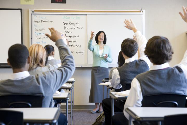Imagen de archivo de un grupo de estudiantes de secundaria, con uniforme, en un colegio de EEUU.