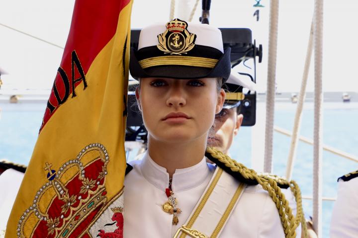 La princesa Leonor, con la bandera de España en el Elcano el 7 de marzo de 2025.
