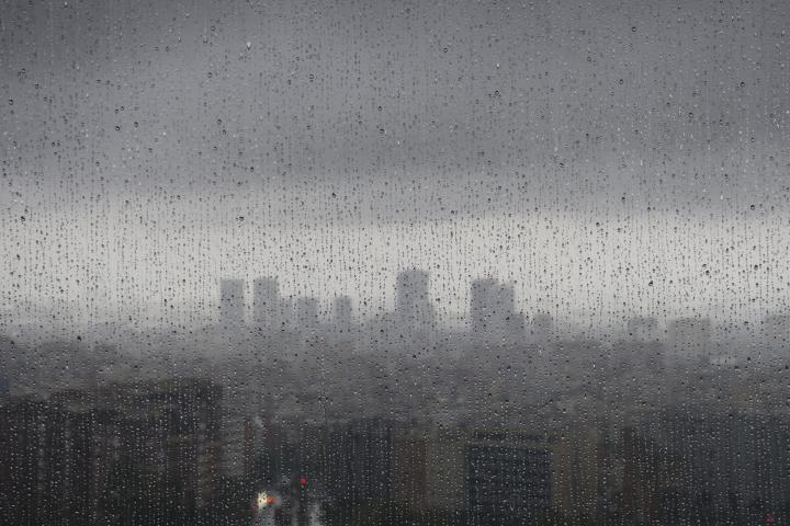 Aspecto de Barcelona bajo la lluvia de estos días