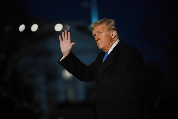 Donald Trump saluda cuando regresa a la Casa Blanca