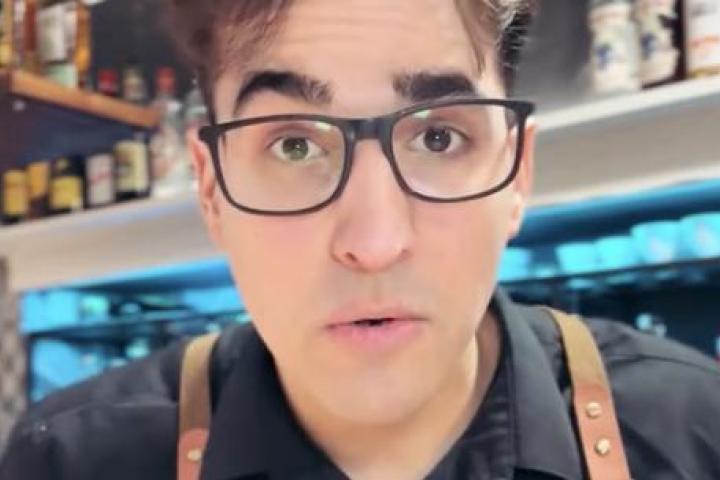 Eduardo Alemán, del Restobar Las Peñas, en Cantabria, en su vídeo de TikTok.