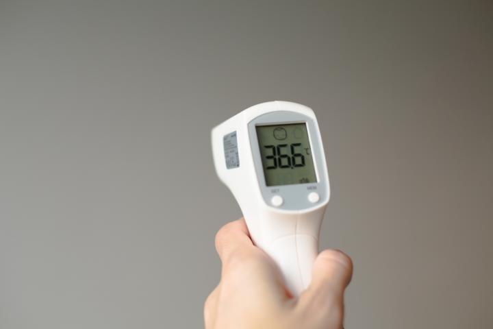 Termómetro digital marca 36,6º.