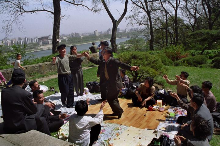 Un grupo de norcoreanos celebran en un parque el día nacional de Corea del Norte.